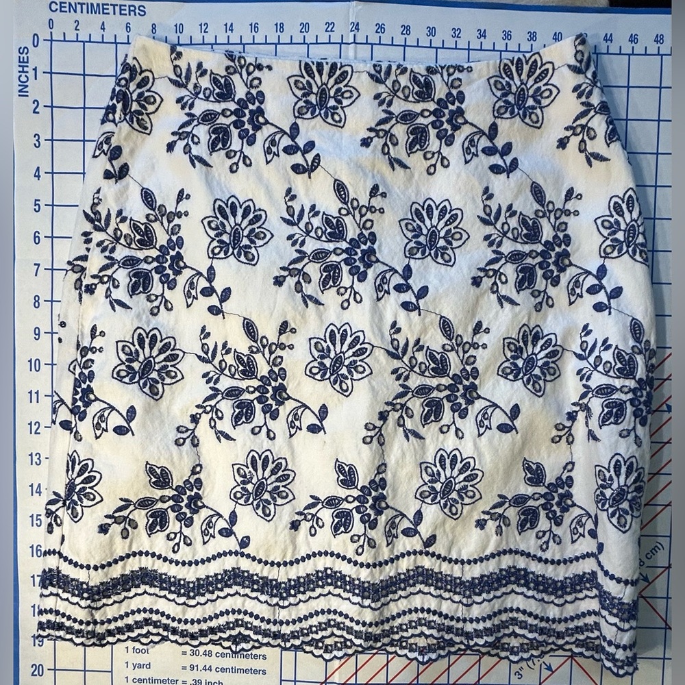 Loft Petites White/Blue Floral Embroidered Scallop Hemmed Skirt - Womens Size 2P